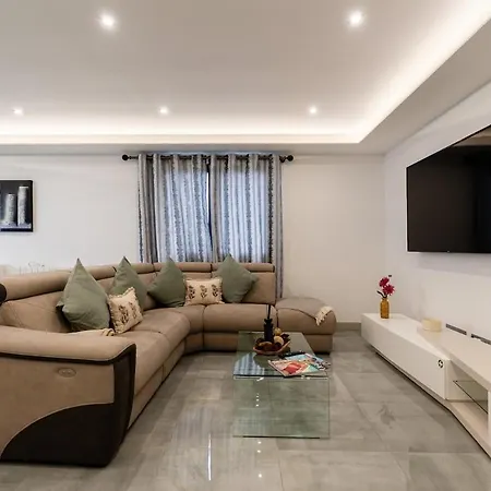 Sunny Side I Free Heated Pool شقة